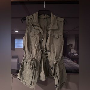 Darker olive green. Size small. Like new. Brand is Amazon